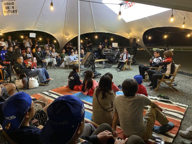 キャンプエリア内では決勝前夜に小林可夢偉と脇阪寿一によるトークショーが行われた。