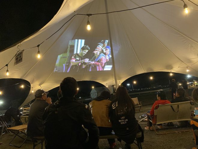 WECのプロモーション映像の上映会を開催。寝転びながら見る人、お酒を楽しみながらのんびり見る人と、それぞれがゆったりとした時間を過ごしていた。