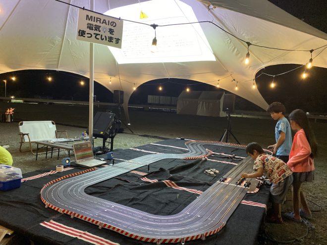 キャンプエリア内に設置されたスロットカーコース。