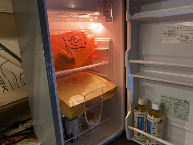 参加者のテント内には冷蔵庫を完備。卵やパンなど、朝食用のクッキングセットも用意されていた。