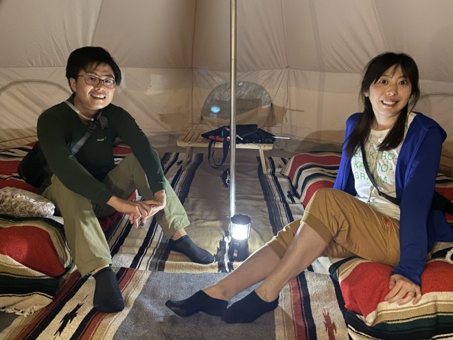 イベントに参加した高山康太さんと有希さんご夫婦。「クルマ好きの父親の影響でレースに興味が湧きました。生で可夢偉選手を観ることが楽しみ」(有希さん)