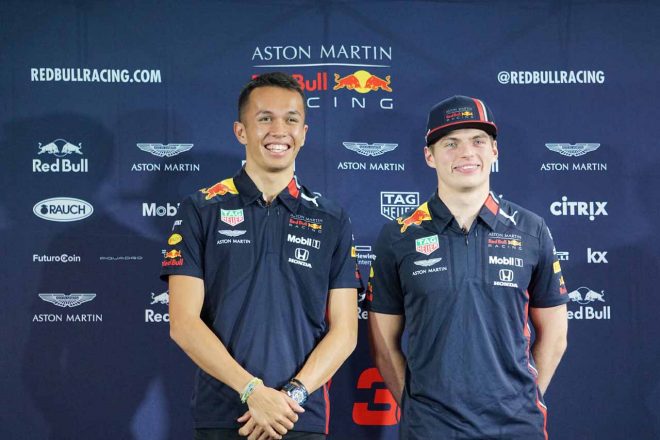 会見に登場したアレクサンダー・アルボン（左）とマックス・フェルスタッペン（右）