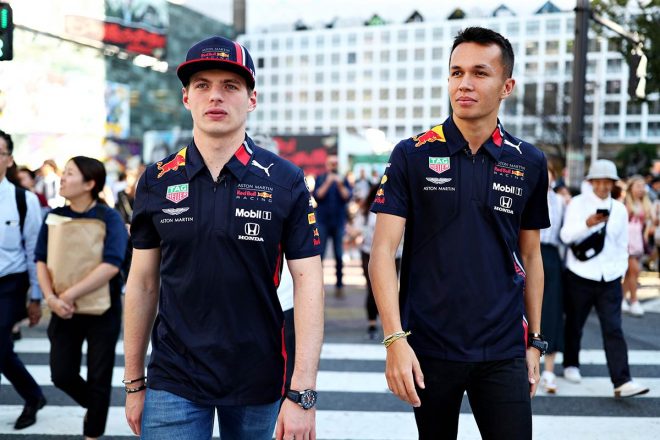 2019年F1第17戦日本GP　マックス・フェルスタッペン、アレクサンダー・アルボンが渋谷の交差点に出現