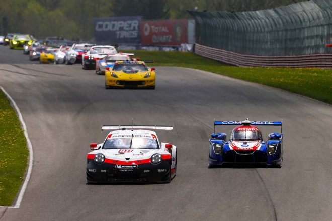 ニッサンDPi（右）と、コア・オートスポーツが運営するポルシェGTチームのポルシェ911 RSR