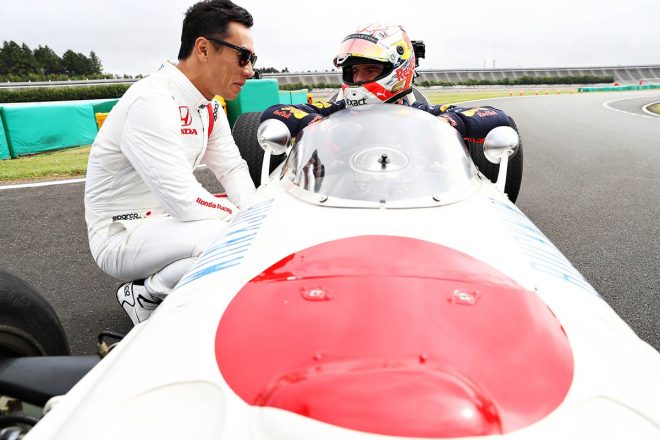 ホンダRA272に乗り込むマックス・フェルスタッペンに話しかける佐藤琢磨