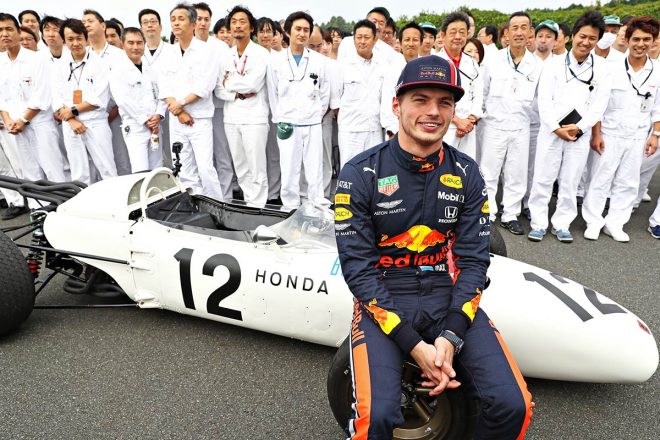 マックス・フェルスタッペン、ホンダ試験場で記念撮影