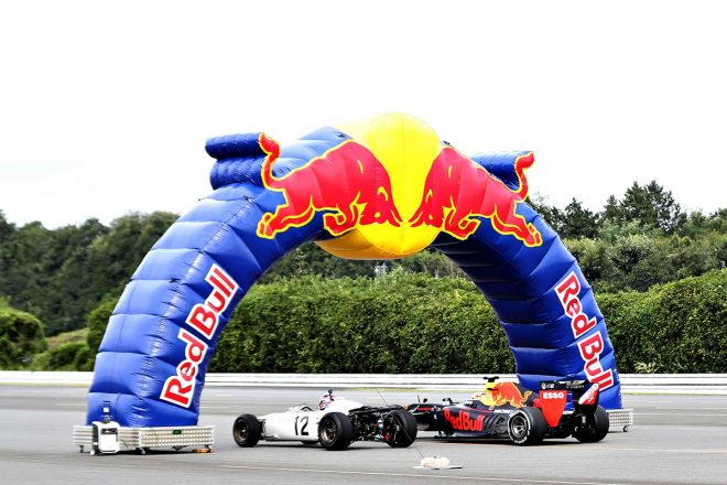 レッドブルRB7をドライブするマックス・フェルスタッペンとホンダRA272をドライブする佐藤琢磨