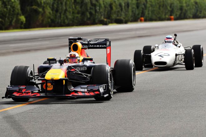 レッドブルRB7をドライブするマックス・フェルスタッペンとホンダRA272をドライブする佐藤琢磨