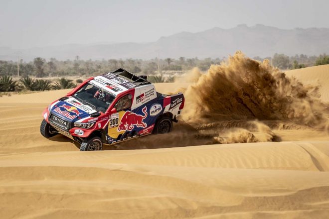 リタイアとなったナッサー・アル-アティヤ／マシュー・ボーメル組300号車トヨタ・ハイラックス