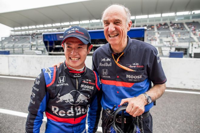 2019年F1第17戦日本GP　山本尚貴と談笑するフランツ・トスト代表（トロロッソ・ホンダ）
