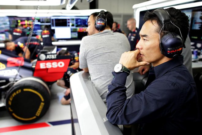 2019年F1第17戦日本GP　レッドブルのガレージで観戦する佐藤琢磨