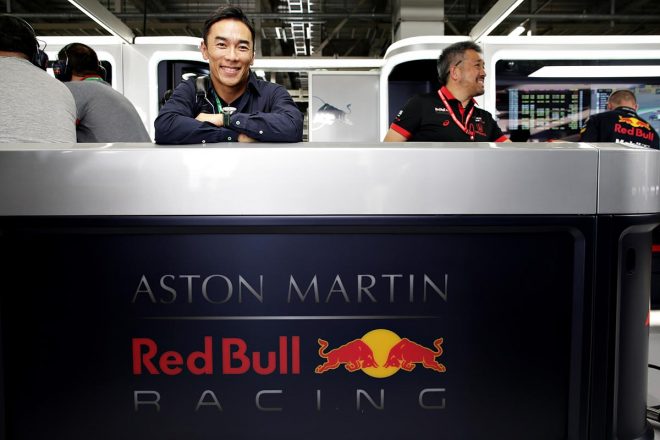 2019年F1第17戦日本GP　レッドブルのガレージで観戦する佐藤琢磨