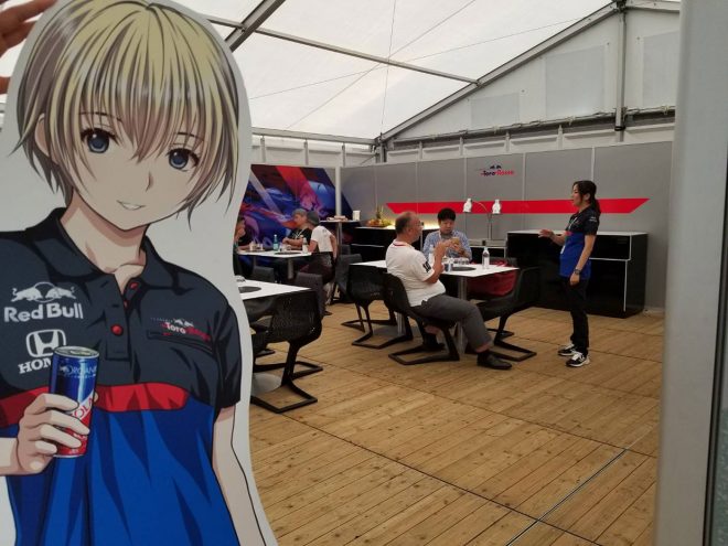 2019年F1第17戦日本GP　トロロッソに設置されたGP娘