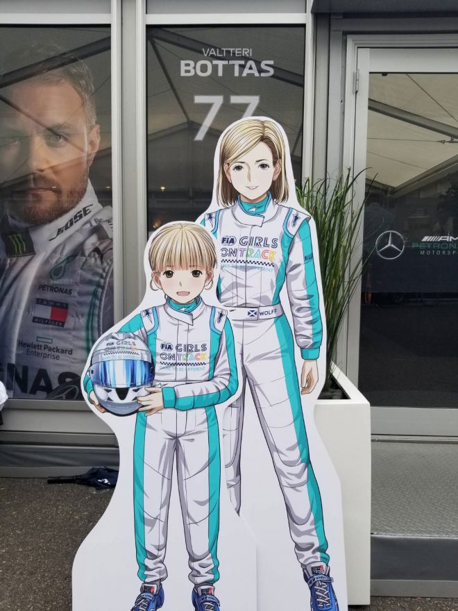 2019年F1第17戦日本GP　FIAのガールズオントラックイベント用にロゴを刷新したスージー・ウォルフの等身大POP