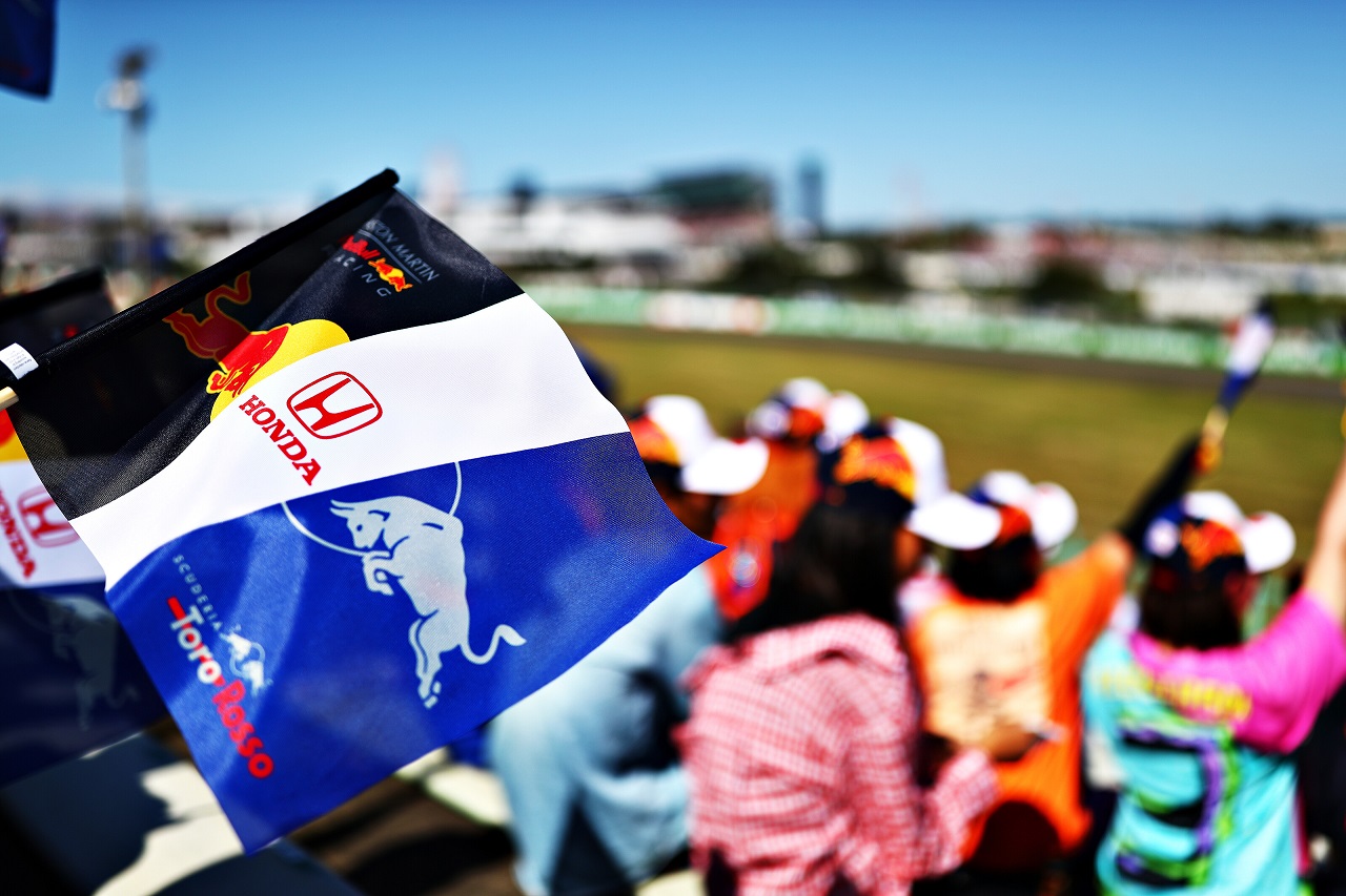 2019年F1第17戦日本GP日曜　レッドブル・ホンダ＆トロロッソ・ホンダの応援フラッグ