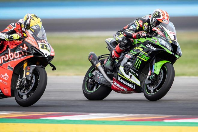 トップ争いを展開するレイとバウティスタ