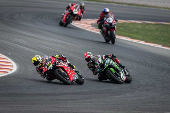 一時トップを奪ったバウティスタ。しかしレイがぴたりとその背中を追う