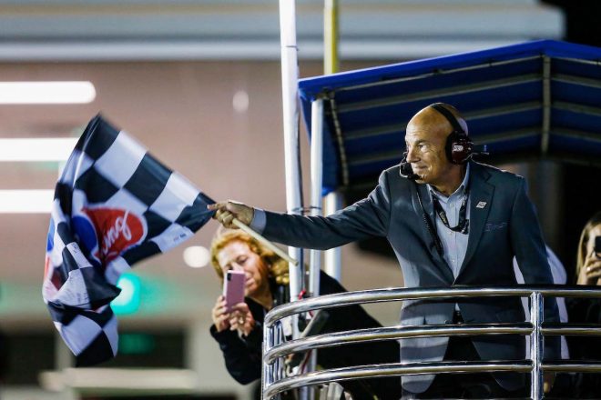 今季限りで引退するIMSAのスコット・アサートン代表が、グランドマーシャルとしてチェッカーフラッグ振動役を務めた。