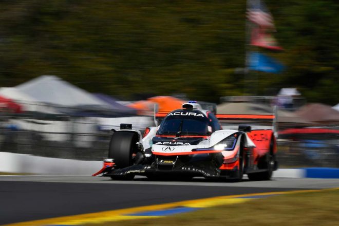 52号車オレカに追突し右フロントにダメージを負ったアキュラ・チーム・ペンスキーの7号車アキュラARX-05