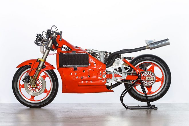 フロントカウルと燃料タンク、シートを外したストリップ状態。モノコックフレームに覆われたエンジンは当然見えない