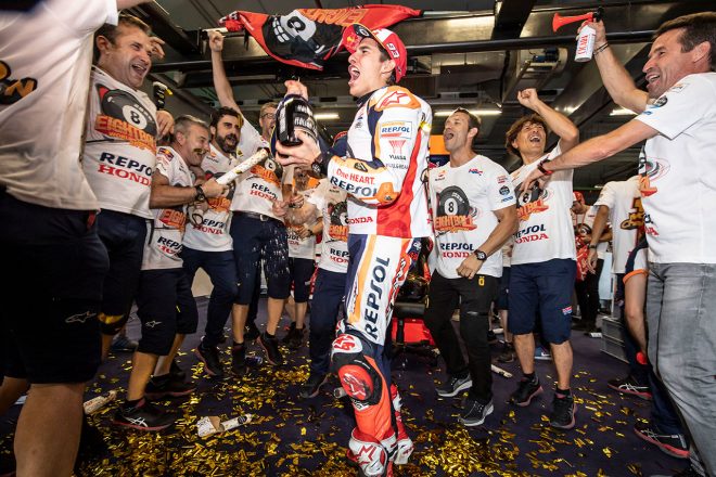 ガレージでチームメンバーとタイトルを祝うマルク・マルケス