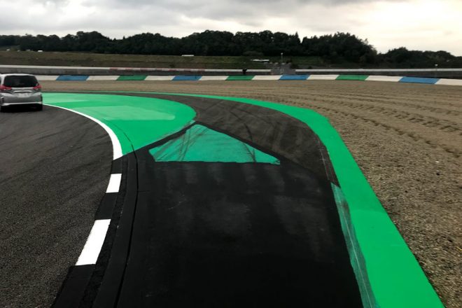 3コーナーに設置されたロングラップペナルティのレーン