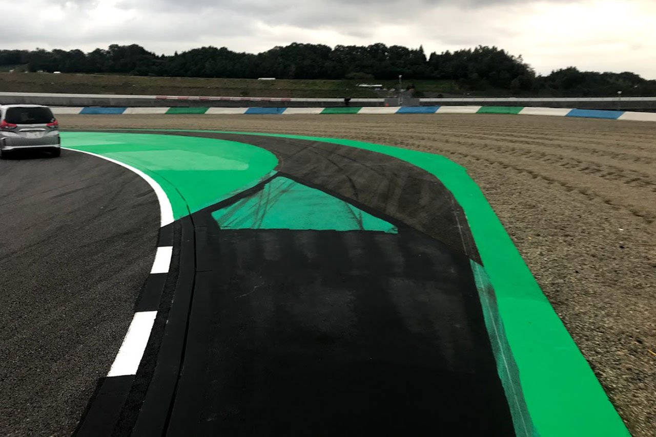 3コーナーに設置されたロングラップペナルティのレーン