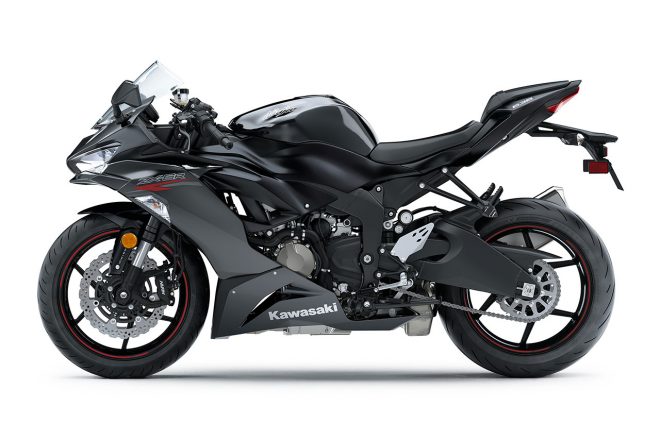 Ninja ZX-6R／メタリックスパークブラック×メタリックフラットスパークブラック（左サイド）