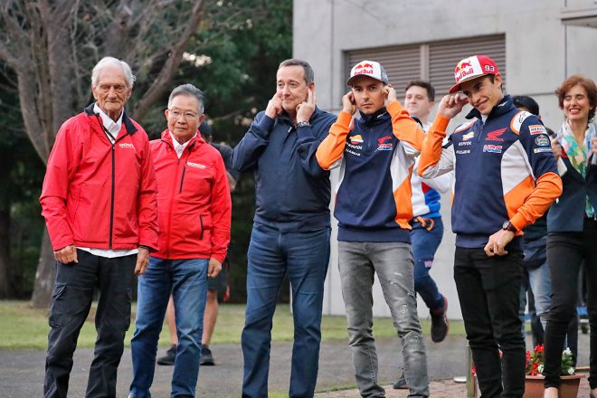 エンジン音を聞く5人のホンダライダーたち