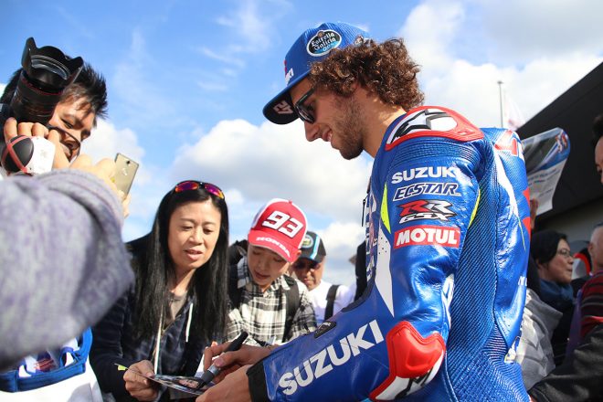 ファンにサインするアレックス・リンス