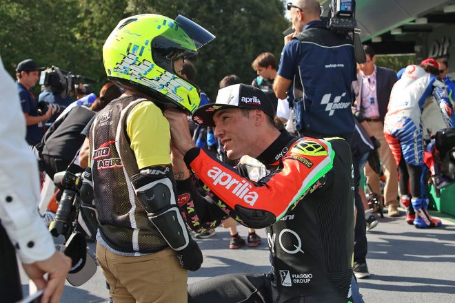 スタート前にヘルメットのひもを締めるアレイシ・エスパルガロ