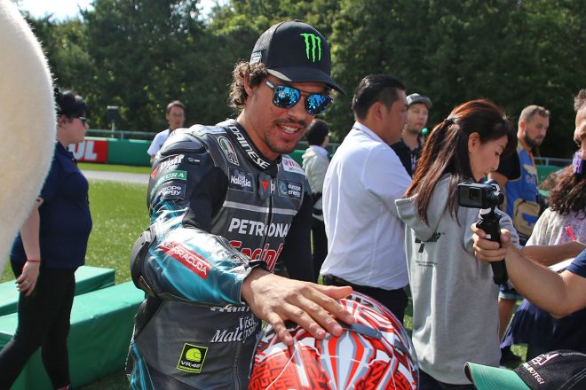 チームを組んだ子供と触れ合るフランコ・モルビデリ