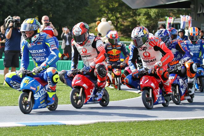 EVバイクレースのスタートシーン