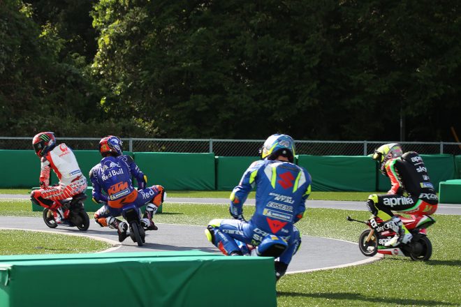 徐々にショートカットするライダーが現れ始める