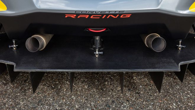 コルベットC8.Rのリヤエンド。エキゾーストは従来のサイド出しから後方に移されている。