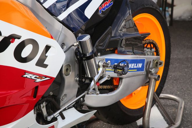 ステップにはビンディングが取り付けられている