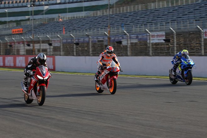 ツインリンクもてぎのホームストレートを駆け抜ける青木3兄弟