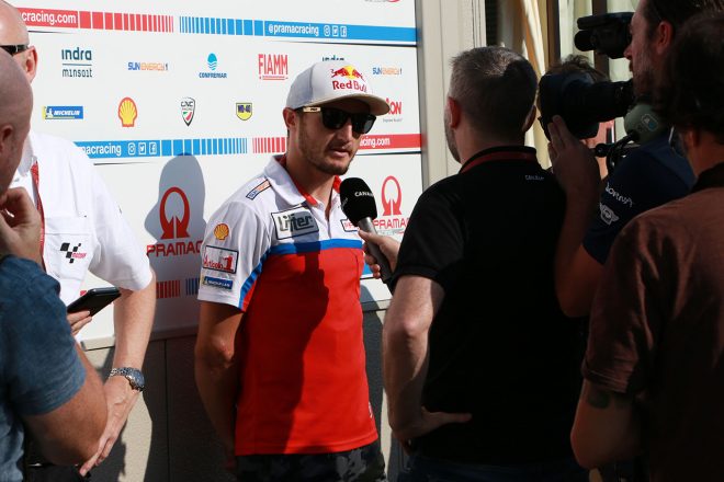 インタビューをうけるジャック・ミラー