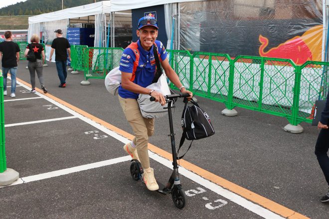 キックボードに乗り移動する笑顔のハフィス・シャーリン