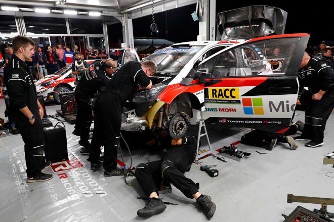 メカニックは限られた時間内でマシンの仕様を変更するべく作業する