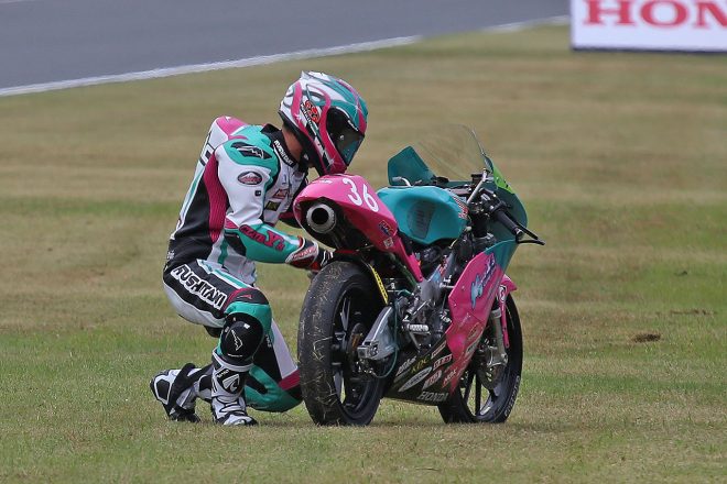 FP2のセッション中にマシンを止めた長谷川聖（Team Anija Club Y’s）