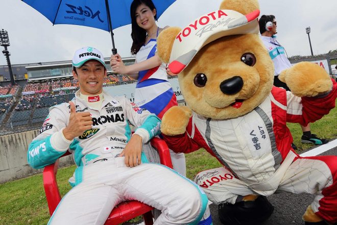 2013年のトヨタくま吉と中嶋一貴。くま吉のスーツは今と異なっている。