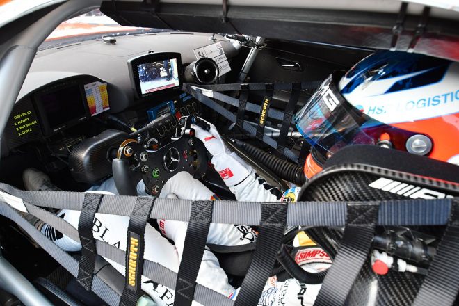 新型メルセデスAMG GT3のコクピット