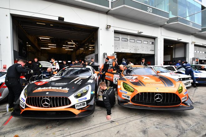 ブラックファルコンのピットに並ぶ従来型（左）と新型（右）。違いが分かる。