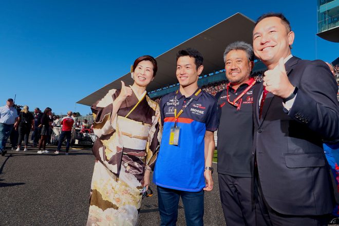 末松則子鈴鹿市長（左端）、鈴木英敬三重県知事（右端）らとグリッド上で