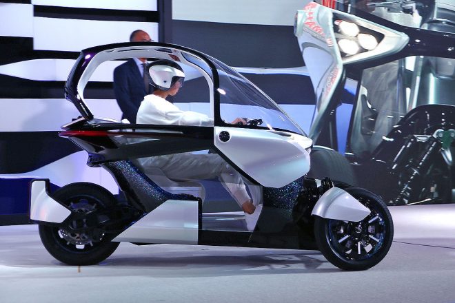 会場で走行するヤマハMW-ビジョン