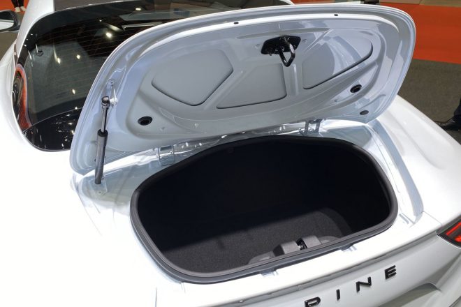 リヤのラゲッジスペース。フロントのボンネット下にもラゲッジスペースが確保されている。