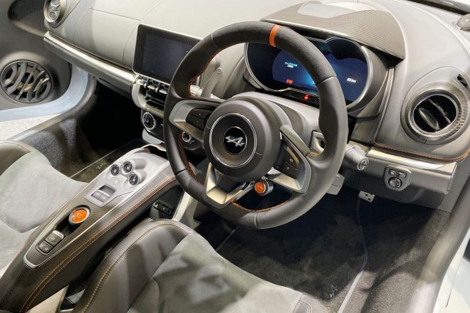 革とディナミカのコンビネーションとなるステアリングホイールには、上部にオレンジのマーカーが入る。