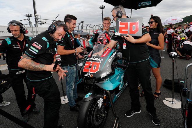 グリッド上で笑顔を見せるファビオ・クアルタラロ（ペトロナス・ヤマハSRT）