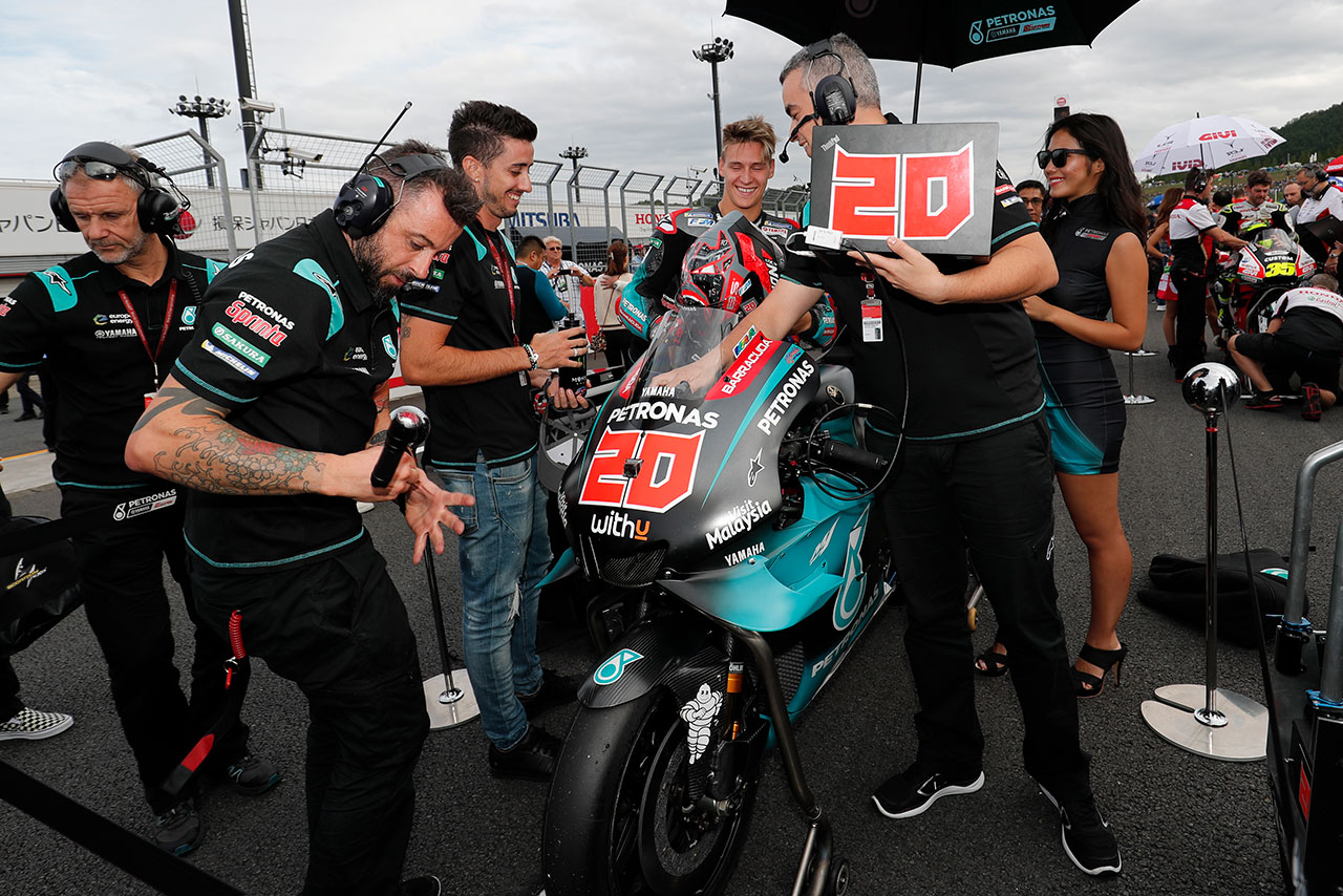 グリッド上で笑顔を見せるファビオ・クアルタラロ（ペトロナス・ヤマハSRT）